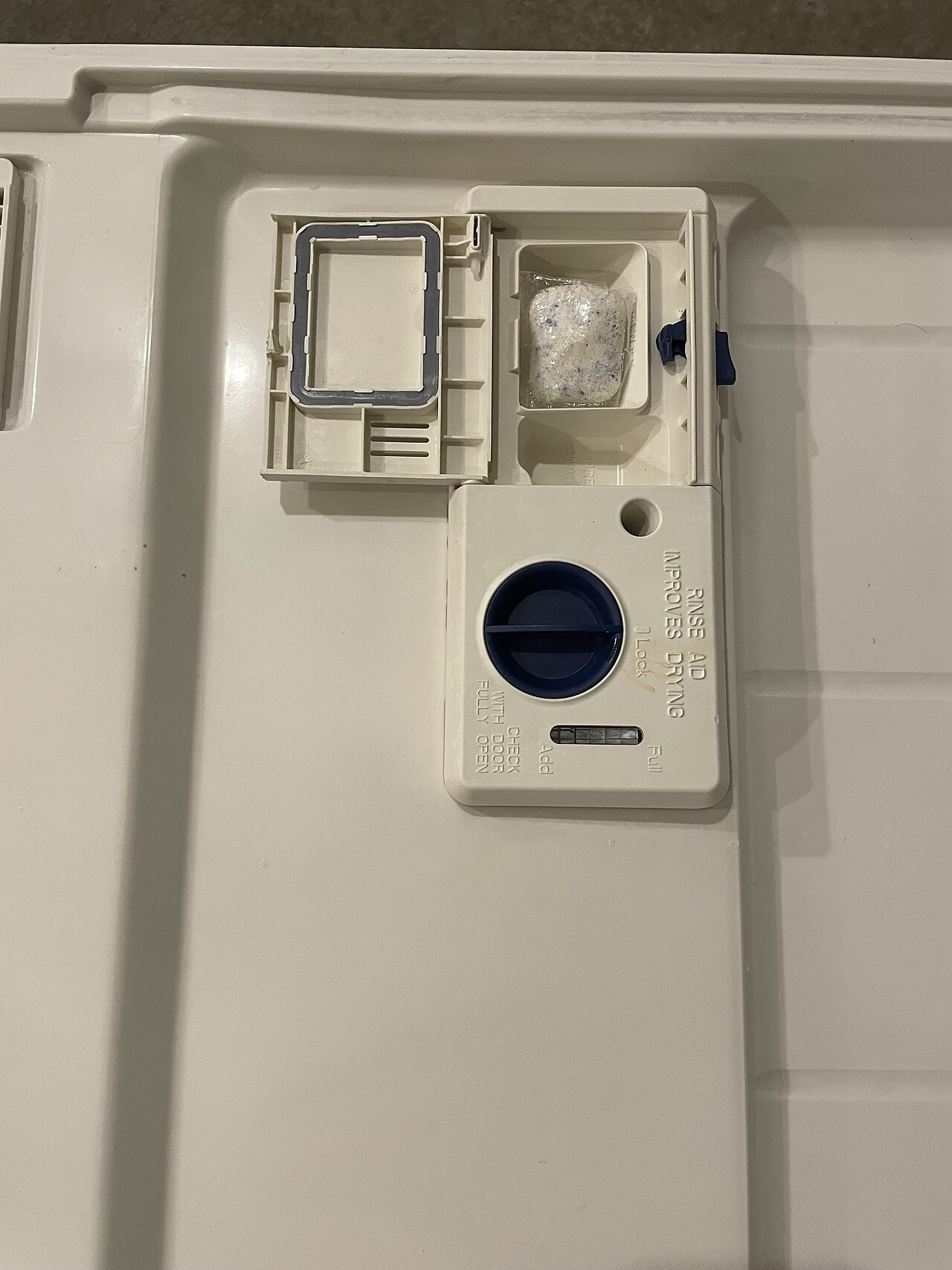 Mise en place d'une pastille de détergent dans un lave-vaisselle